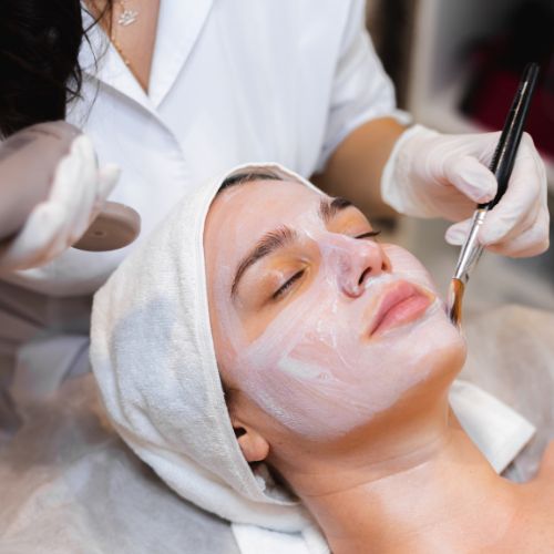 Aplicación de tratamiento de estética facial con brocha