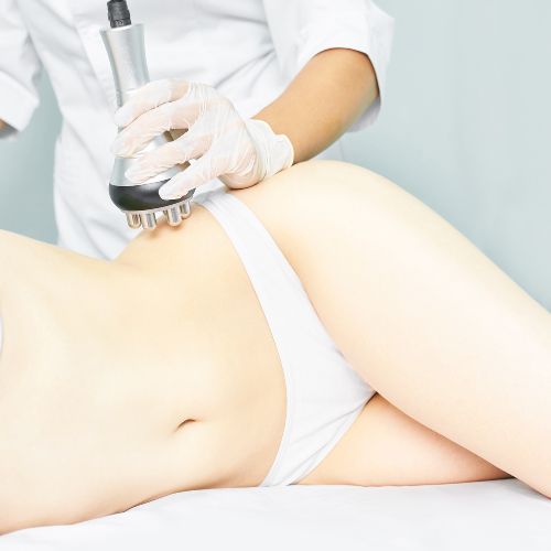 Aplicación de tratamiento de estética corporal