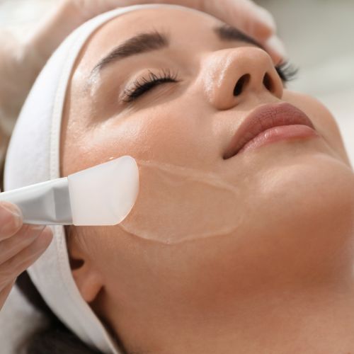 Aplicación de tratamiento de estética facial con brocha